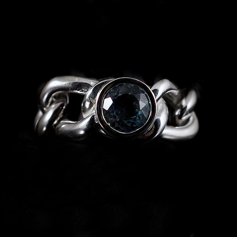 Einzelstck / Unikat, Panzer Ring mit blauem Topas.