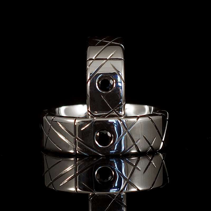 Eheringe mit Fantasie Gravur und Spinell