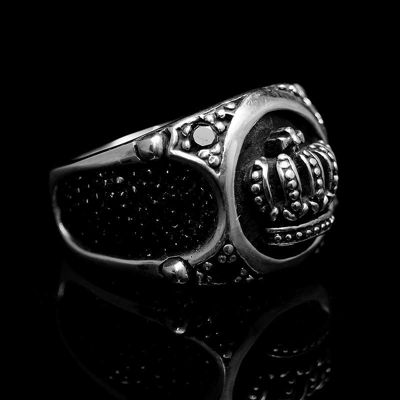 Ring mit verzierter Krone und Rochenleder