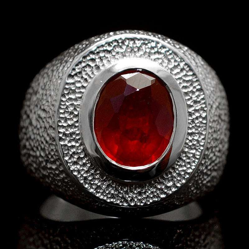 Handgearbeiteter Ring aus Silber mit Rubin