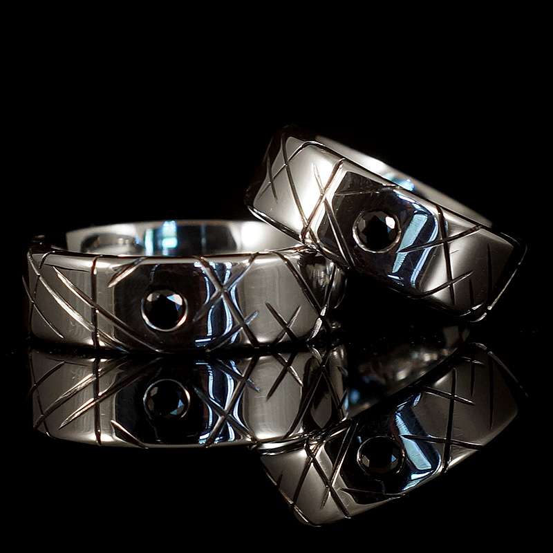 Eheringe mit Fantasie Gravur und Spinell