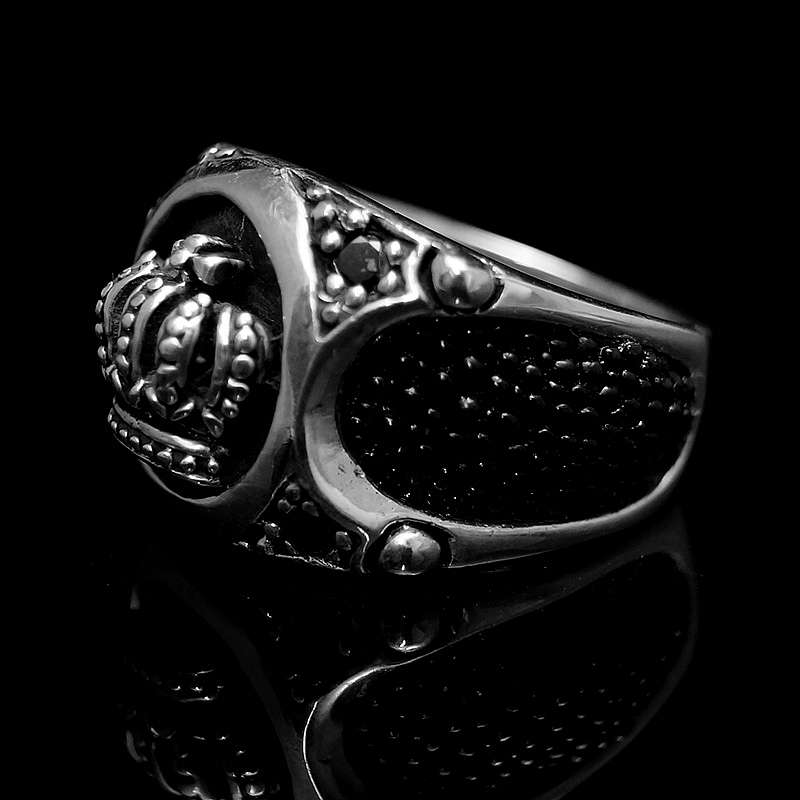 Ring mit verzierter Krone und Rochenleder