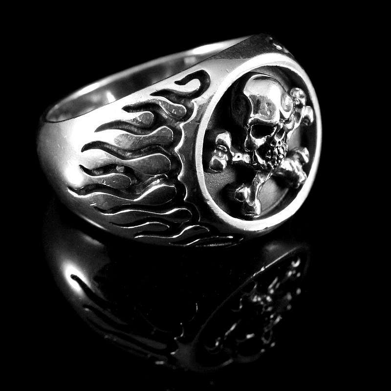 Rocker Schmuck Ring seitlich mit Flammen