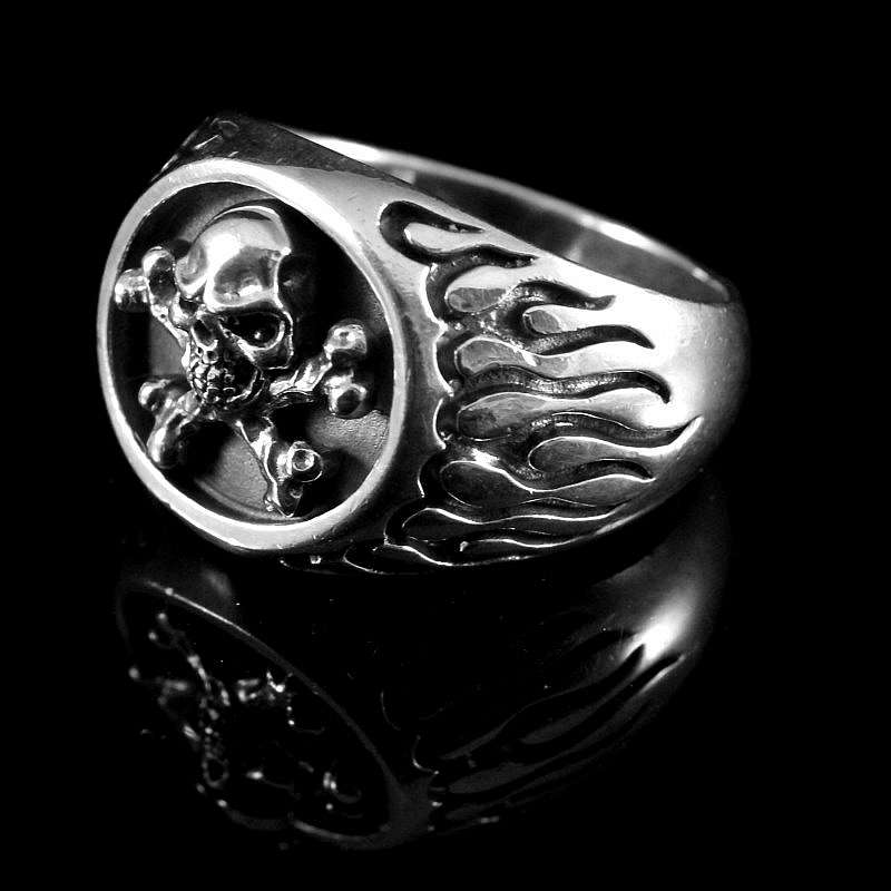 Rocker Schmuck Ring seitlich mit Flammen