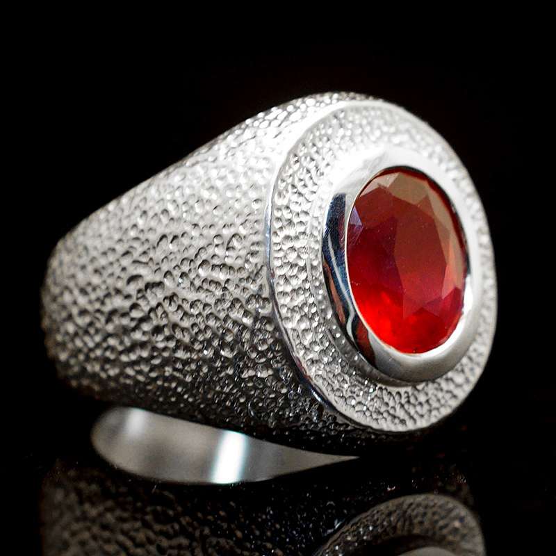 Handgearbeiteter Ring aus Silber mit Rubin