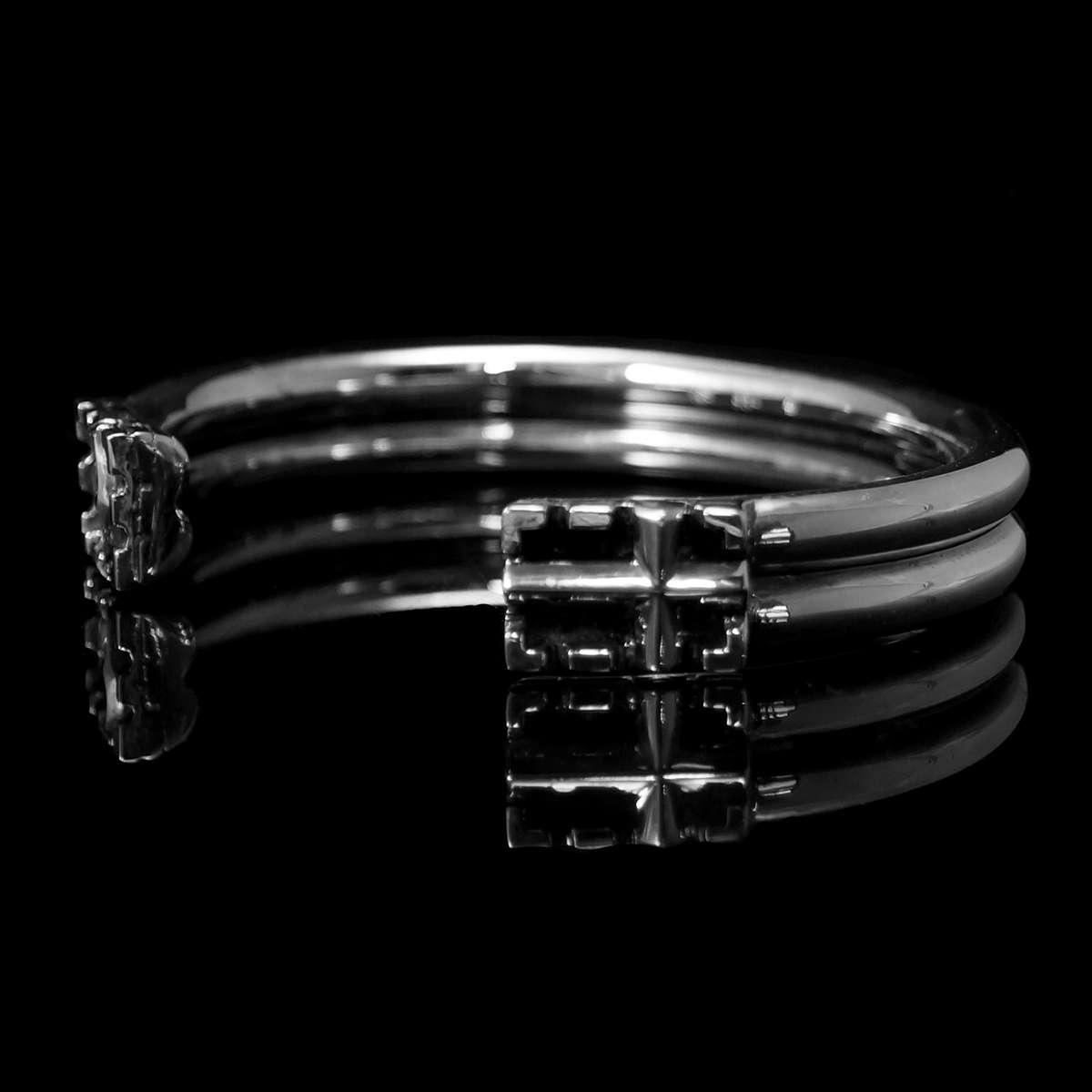 Armreif aus Silber mit Anker und Kreuz