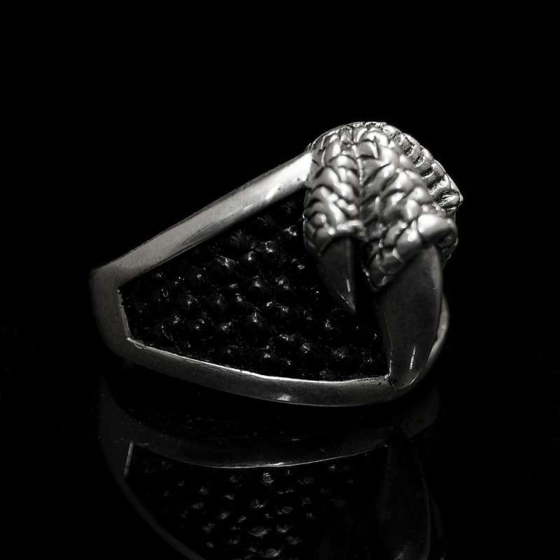 Silber Ring mit Drachenkralle und aufgelegtem Rochenleder