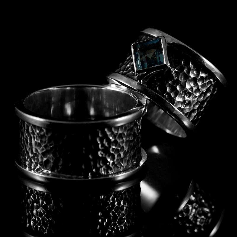 Ringe mit Hammerschlag und Blautopas