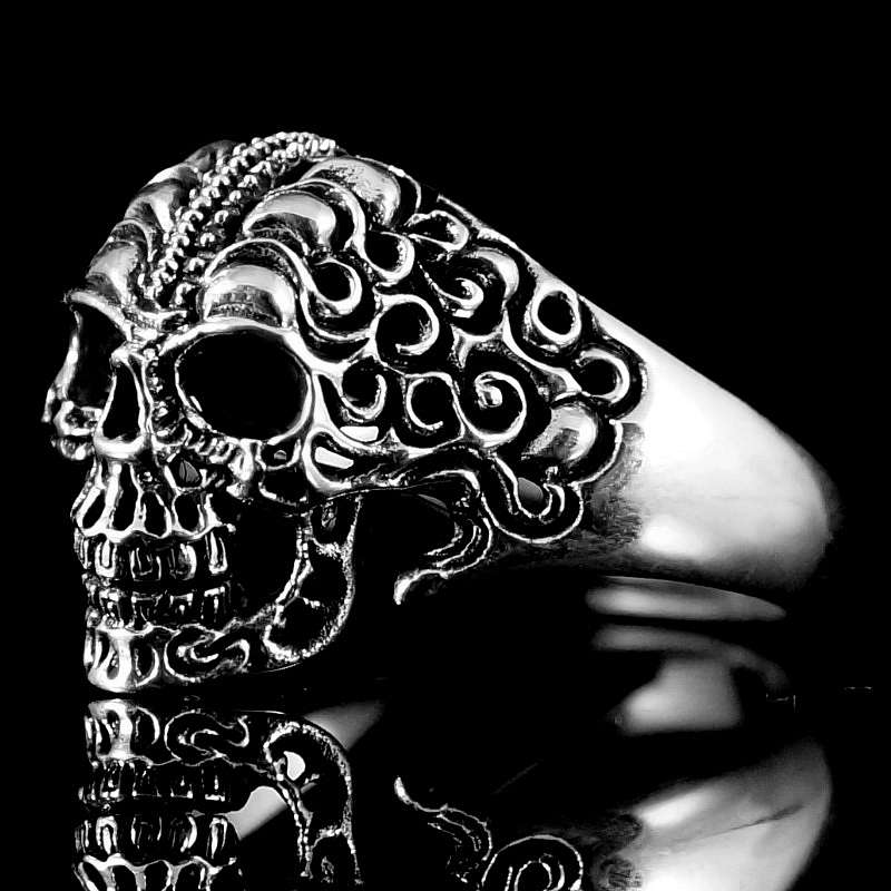 Skull Ring mit Tribals