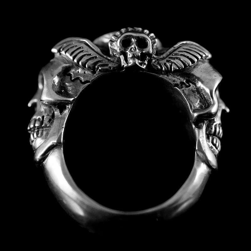 Massiver Totenkopf Ring mit Stein. Handarbeit von Customringz