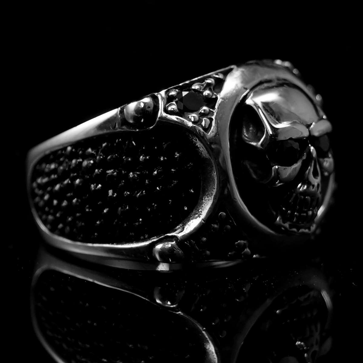 Bikerschmuck Skullringe mit Rochenleder