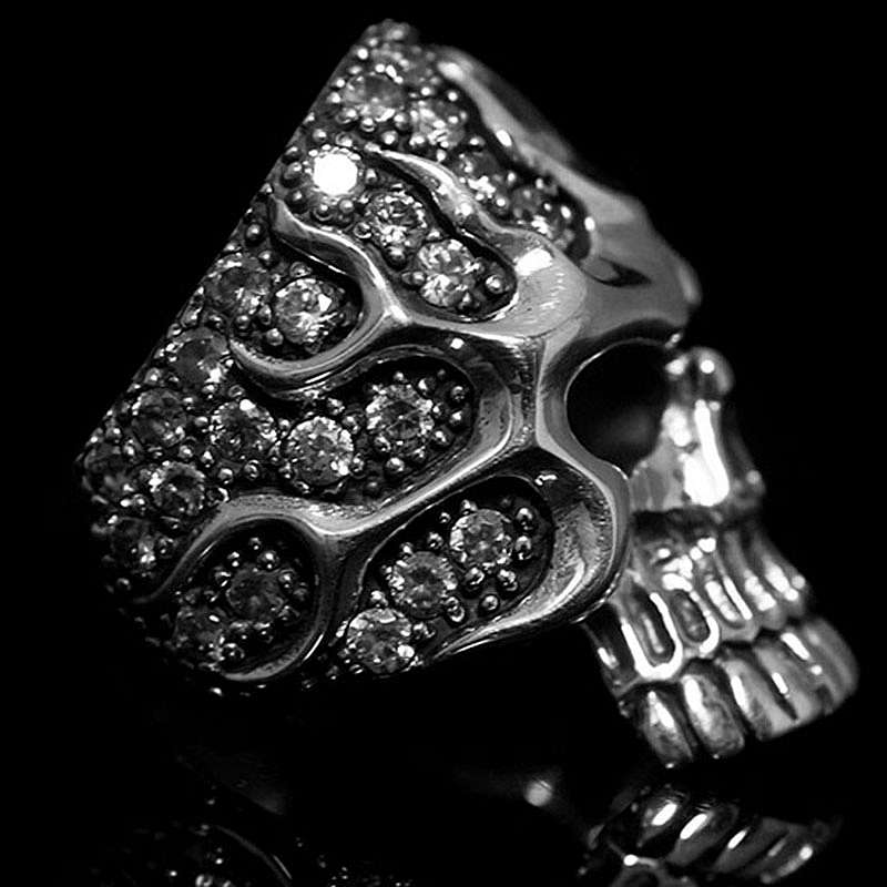 Skullringe in Flammen