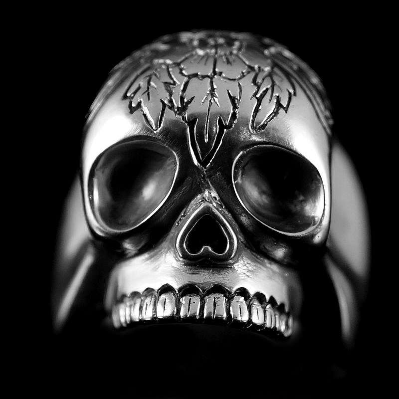Skullringe mit Gravur auf der Stirn aus 935er Silber