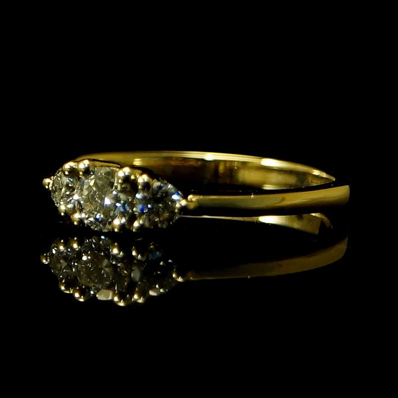 Three stone diamond Ring aus Gold