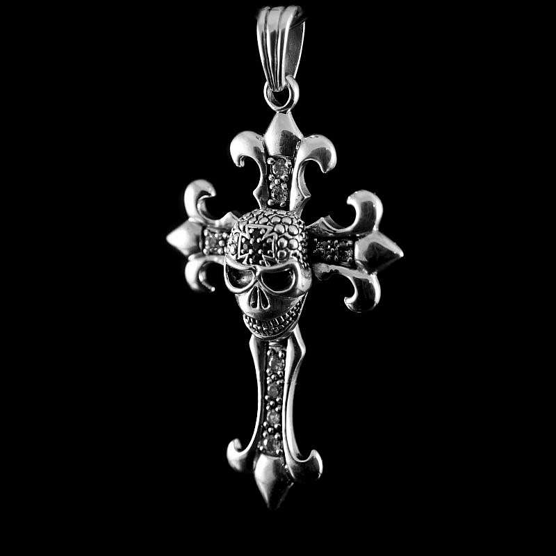 Anhnger Totenkopf mit Kreuz und Zirkonia Steinen.