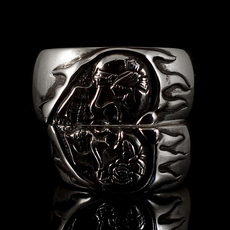 Eheringe mit Totenkopf, Herz, Schmetterling und Kreuz