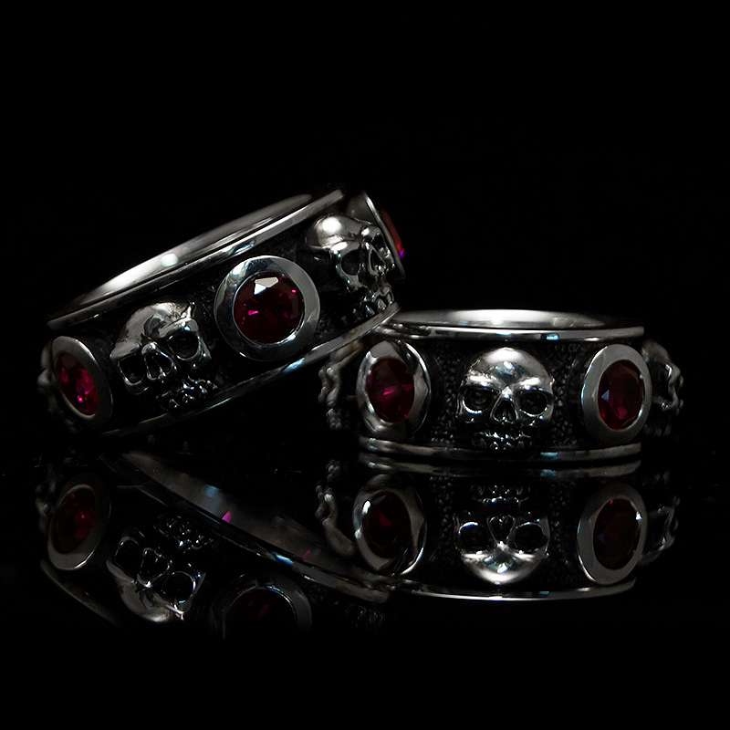 Skullringe, Eheringe mit Totenkopf und Rubinen