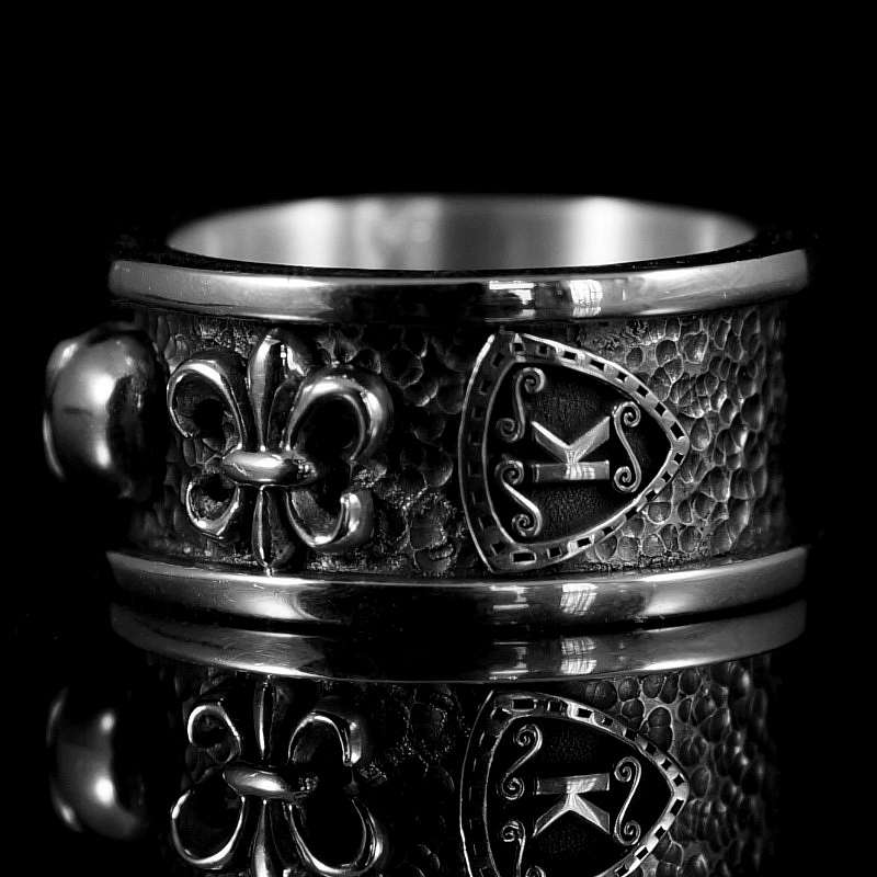 Totenkopf Eheringe mit Lilie und Wappen