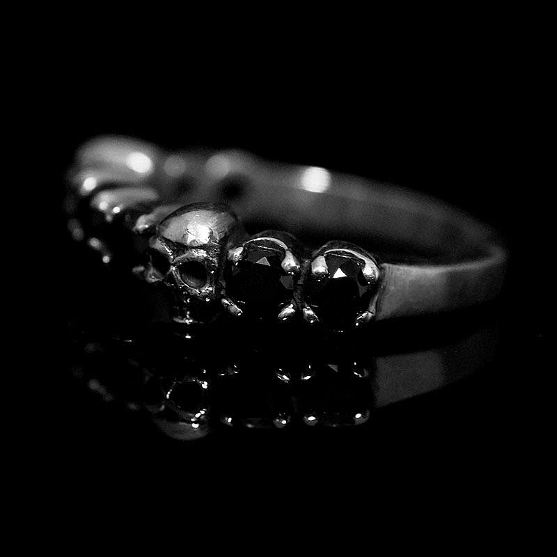 Totenkopf Ring mit kleinen Skulls