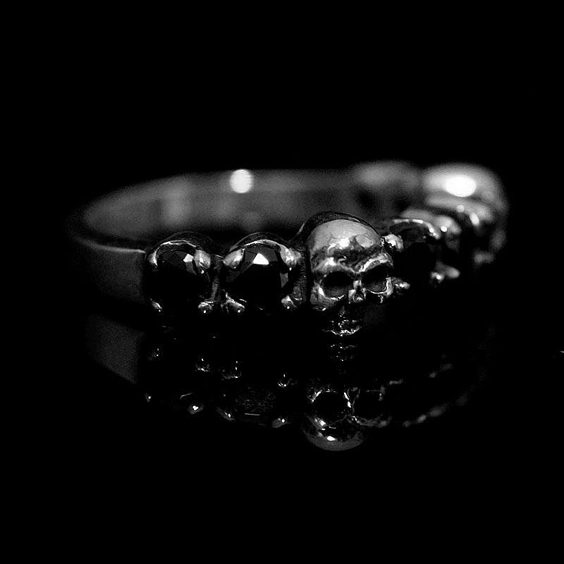Totenkopf Ring mit kleinen Skulls
