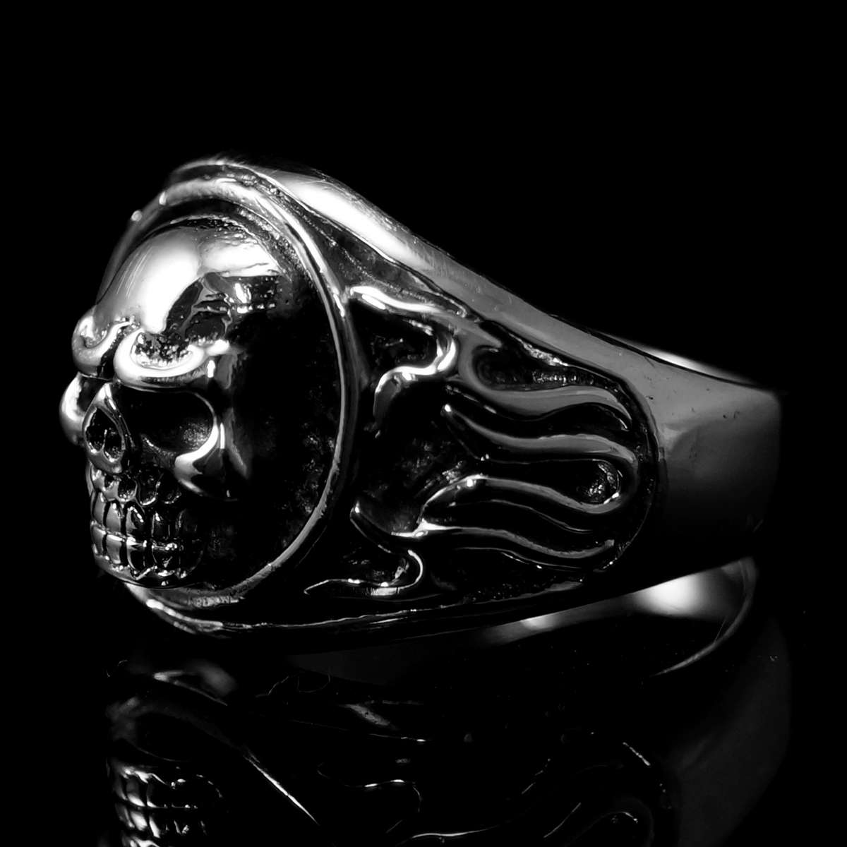 Totenkopf Ring mit Flammen, Bikerschmuck