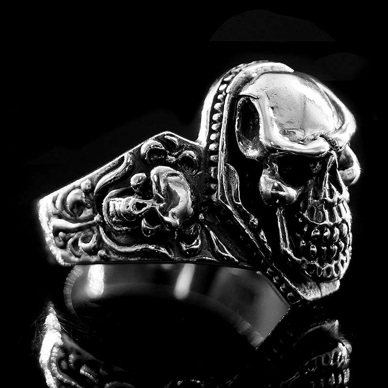 Totenkopfring mit seitlichen Ornamenten