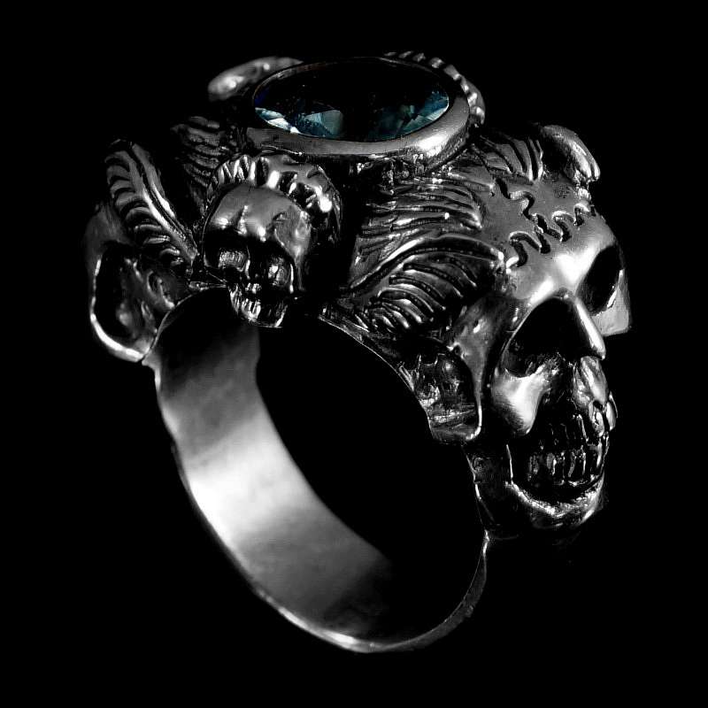 Massiver Totenkopf Ring mit Stein. Handarbeit von Customringz