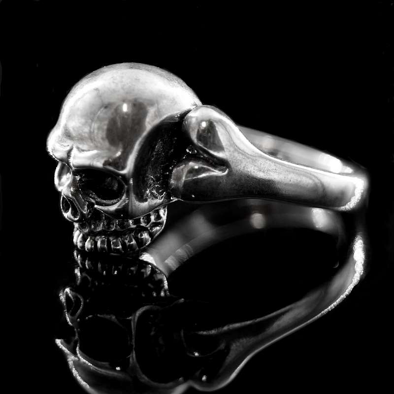 Totenkopf mit Knochenring
