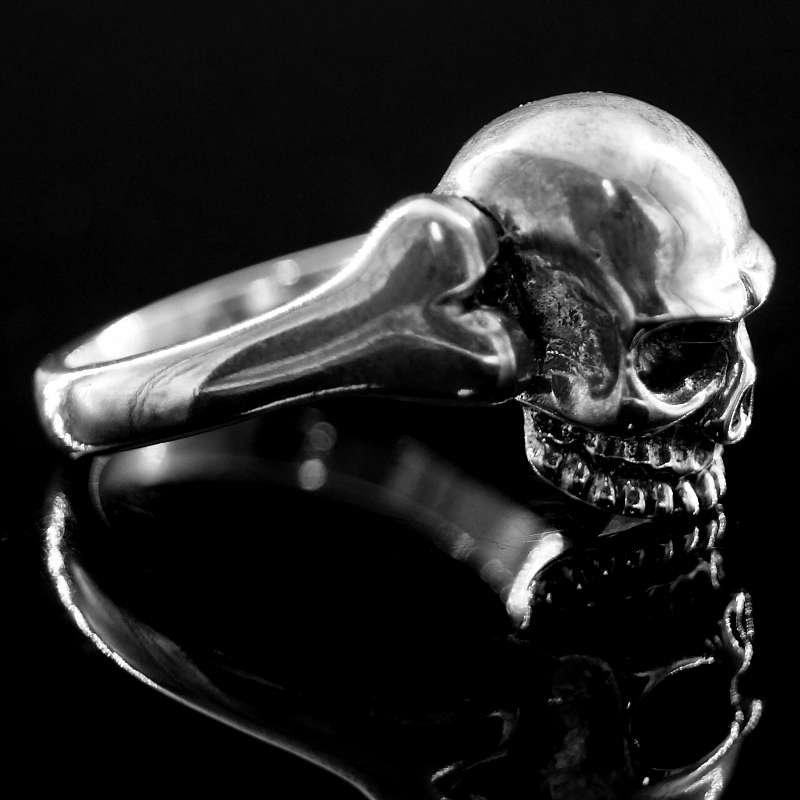 Totenkopf mit Knochenring