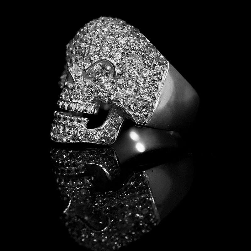 Funkelnder Totenkopf Ring mit Zirkonia Steinen