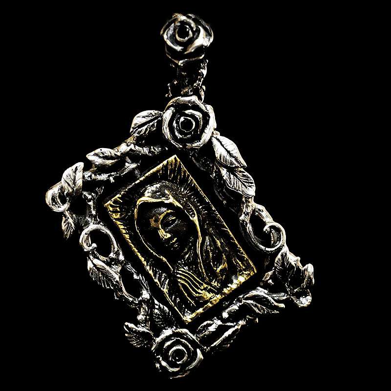 Anhnger mit Totenkopf und Rosen