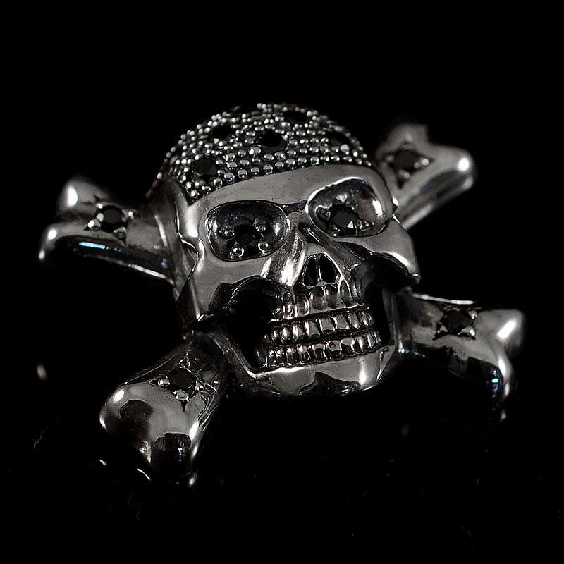 Totenkopfanhnger mit Zirkonia Steinen