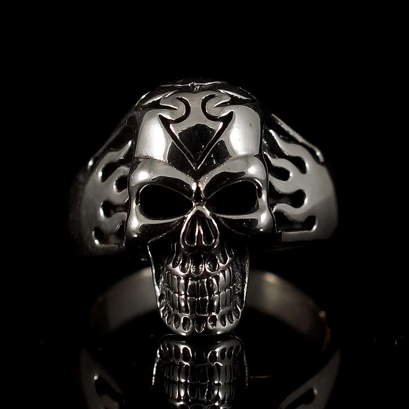 Totenkopfring mit Flammen aus Silber