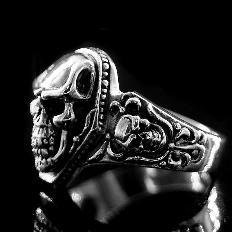 Totenkopfring mit seitlichen Ornamenten