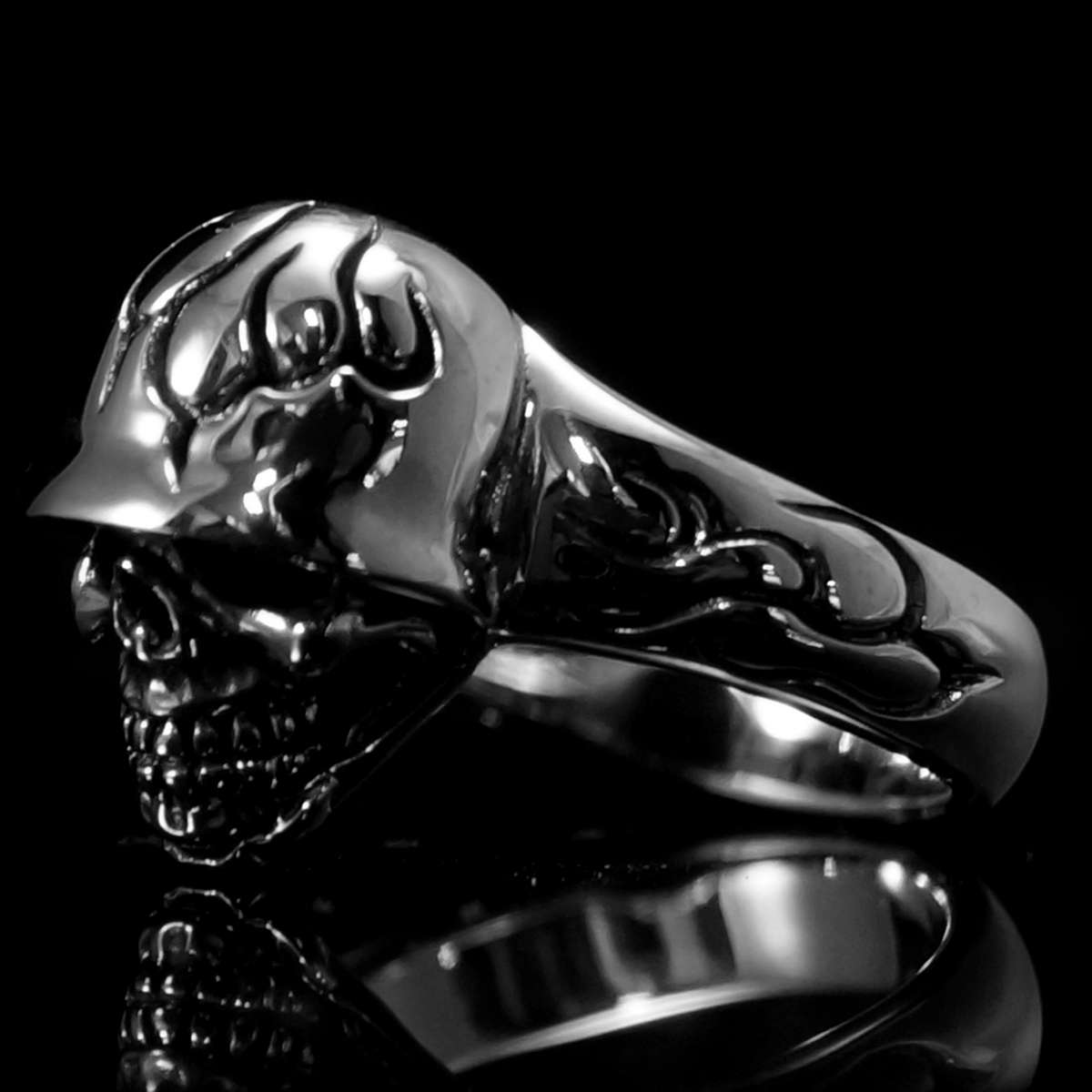 Totenkopfring, Bikerschmuck mit Helm aus Silber
