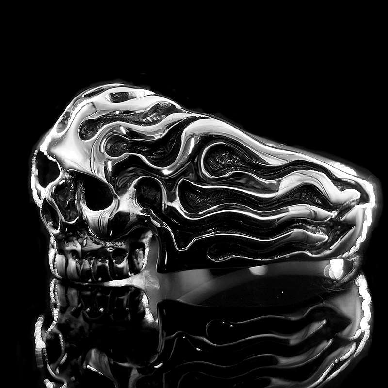 Totenkopfring mit Flammenflgeln