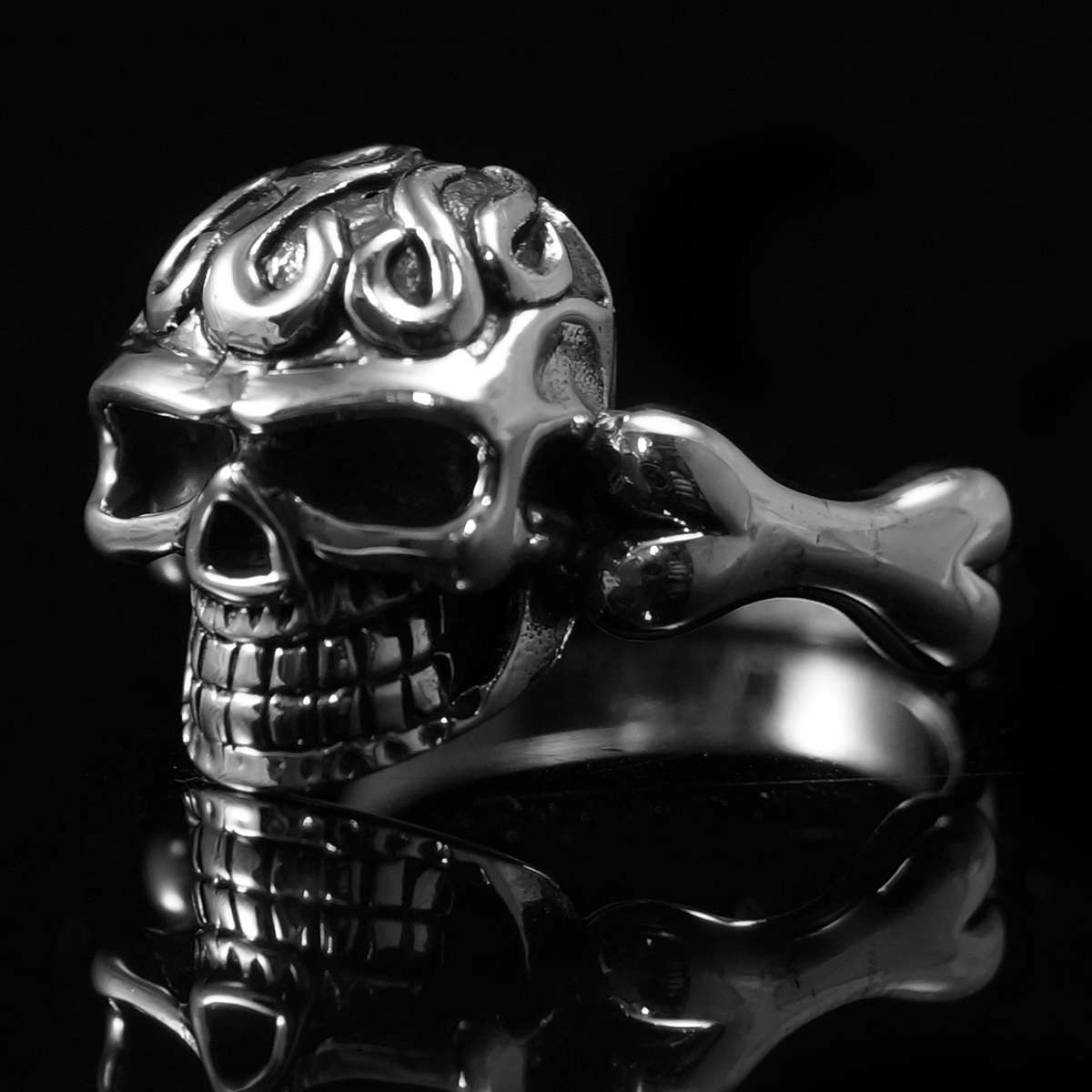 Totenkopfring, Bikerschmuck mit Knochen