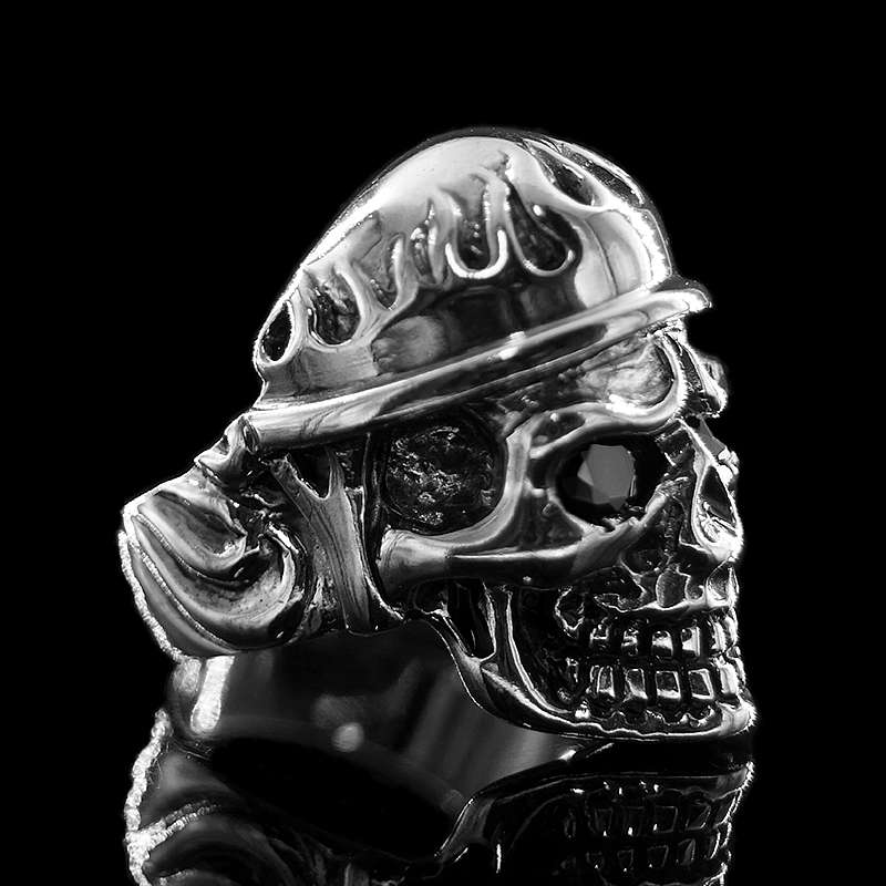 Totenkopf Ring mit Flammenhelm