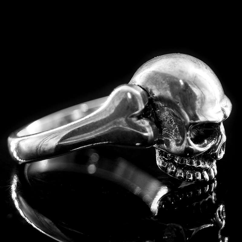 Knochenring mit Totenkopf