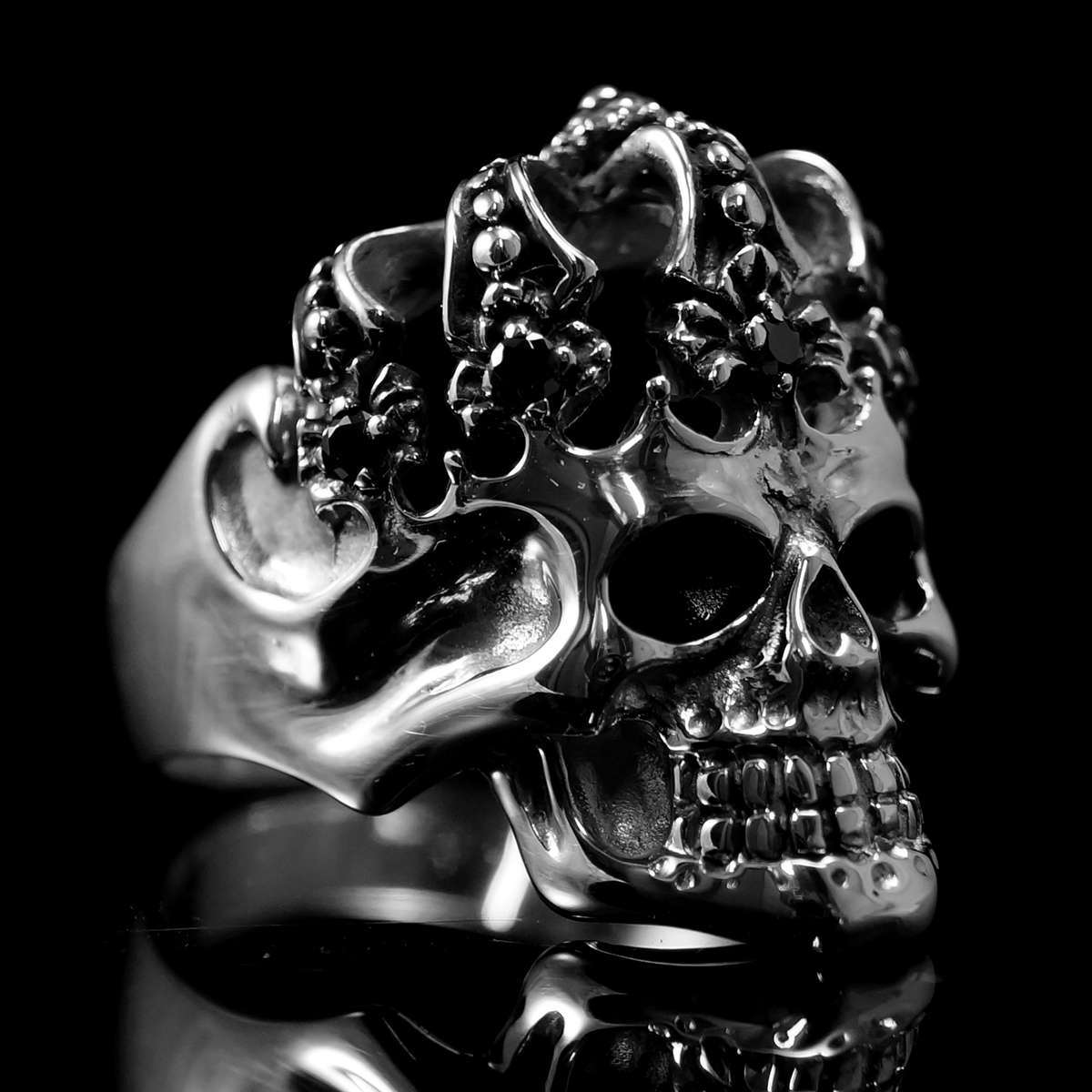 Totenkopfring, Bikerschmuck mit Krone aus Silber