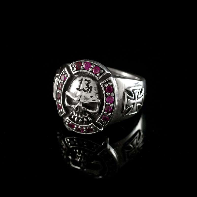 Siegelring Totenkopf 13 mit pinken Zirkonia Steinen