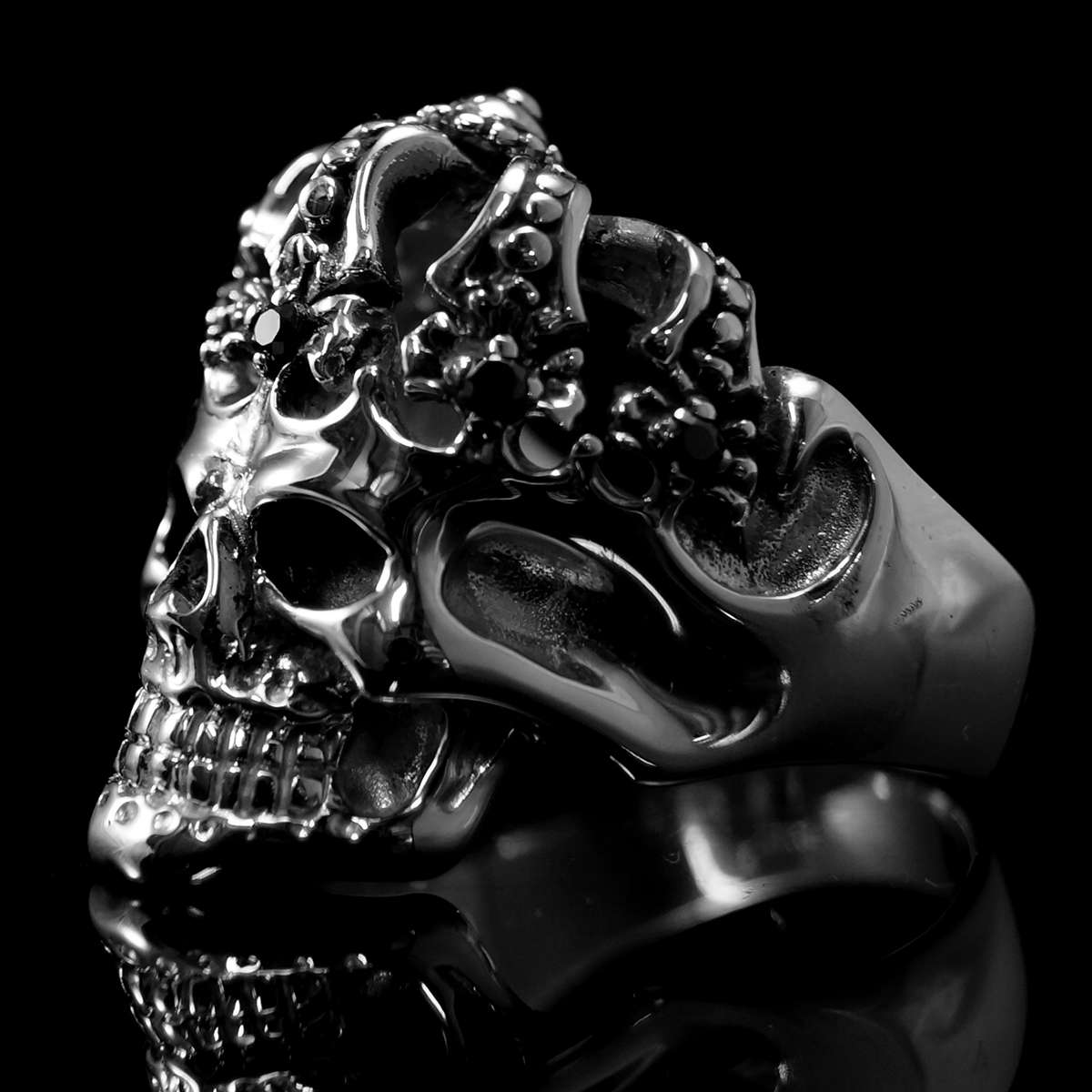 Totenkopfring, Bikerschmuck mit Krone aus Silber