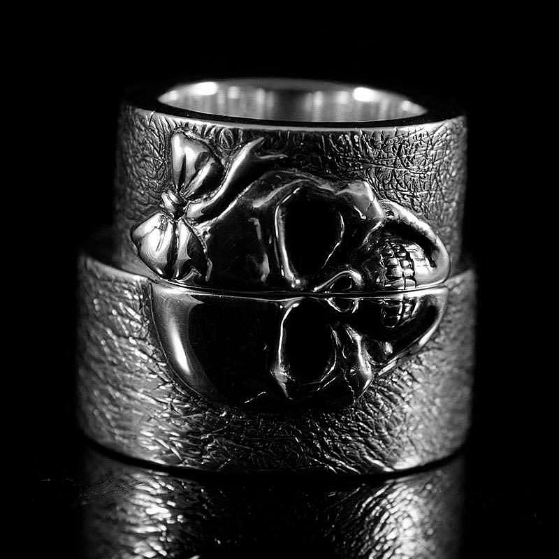 Eheringe, Trauringe, Hochzeitsringe halber Totenkopf