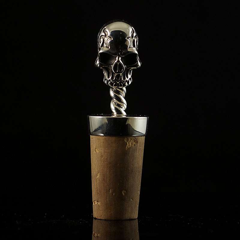 Verschluss fr Weinflaschen aus Silber mit Totenkopf