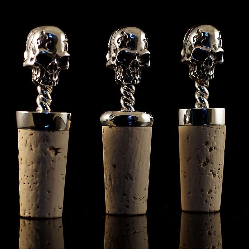 Verschluss fr Weinflaschen aus Silber mit Totenkopf