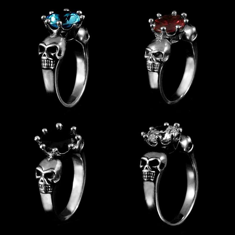 Totenkopfring Fietje mit Schmuckstein