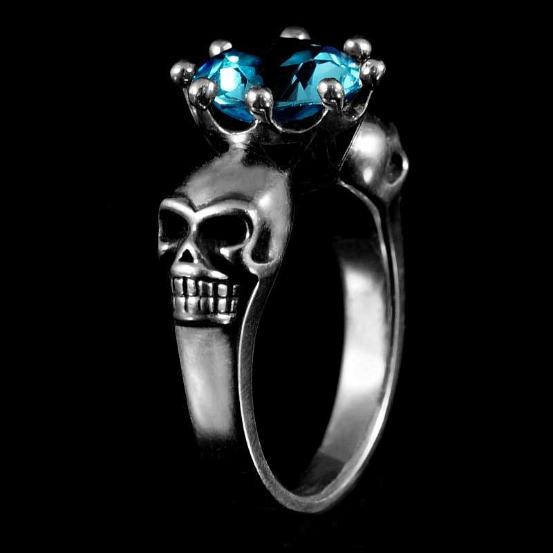 Totenkopfring Fietje mit Schmuckstein