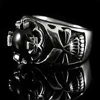 Totenkopf Ring mit Krone und Onyx