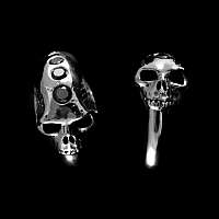 Skull Ring aus 935er Silber mit schwarzen Spinellen