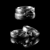 Ein Paar Eheringe mit einem geteilten Anker aus 935er Silber